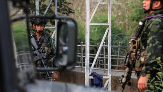 أفراد من الجيش التايلاندي في حراسة الحدود مع ميانمار، في11 إبريل 2024 (الأناضول)