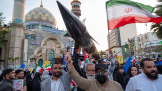 إيرانيون يحتفلون بهجوم بلادهم على إسرائيل، 15 إبريل 2024 (Getty)