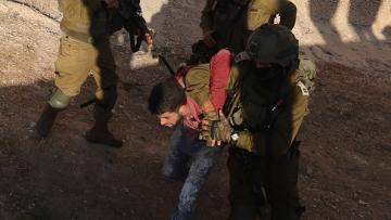 قوات الاحتلال تعتقل فلسطينياً بقرية بيتا في الضفة الغربية، 21 أغسطس2024 (جعفر اشتية/فرانس برس)