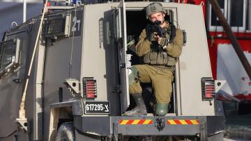 جندي إسرائيلي خلال اقتحام مخيم نور شمس، طولكرم 19 إبريل 2024 (Getty)