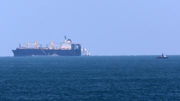 سفن أميركية تعمل على تجهيز ميناء غزة العائم (الأناضول)