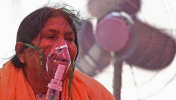 مصابة بفيروس كورونا وأكسجين في الهند (توصيف مصطفى/ فرانس برس)