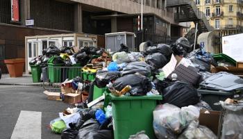النفايات تغطّي شوارع باريس (برتران غواي/فرانس برس)