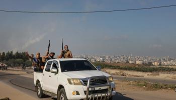 مقاتلون من حماس يتوجهون إلى معبر بيت حانون، 7-10- 2024 (فرانس برس)