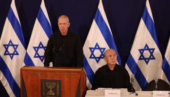 نتنياهو وغالانت خلال مؤتمر صحافي في تل أبيب، 28 أكتوبر 2023 (عبير سلطان/فرانس برس)