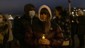 إضاءة شموع لضحايا عائلة نجاد في مدينة دوفر البريطانية (أندرو إيتشيسون/ Getty)