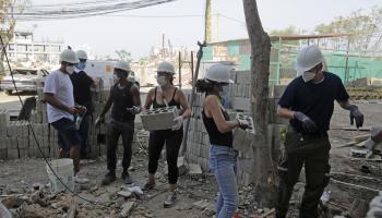 مساعدة في إعادة ترميم البيوت بعد انفجار مرفأ بيروت (أنور عمرو/ فرانس برس)