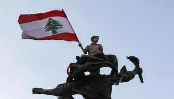 متظاهر لبناني خلال مظاهرة في بيروت (22/10/2019/فرانس برس)