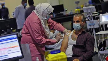 حصل على اللقاح في العاصمة القطرية الدوحة(كريم جعفر/ فرانس برس)