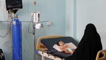 طفلة مريضة في مستشفى بتعز (عبد الناصر الصديق/ الأناضول)