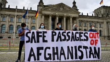 وقفة في ألمانيا لتسهيل خروج الأفغان بعد سيطرة طالبان على أفغانستان (جون ماكدوغال/ فرانس برس)