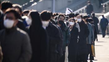 انتظار فحوصات كورونا في كوريا الجنوبية (أنطوني والاس/ فرانس برس)