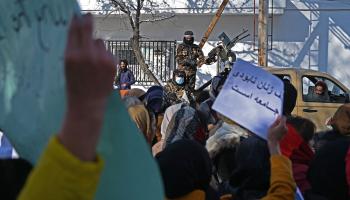 متظاهرات أفغانيات في مواجهة عناصر طالبان في أفغانستان (وكيل كوهسار/ فرانس برس)