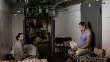  نساء حوامل في قبو مستشفى في أوكرانيا (كريس ماكغراث/ Getty)