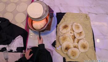 تستخدم طنجرة الكهرباء لتحضير خبز ومناقيش وفطائر (محمد الحجار)