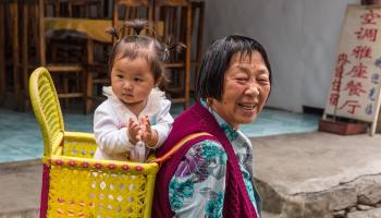 جدة صينية مع حفيدتها في الصين (جون جي فولر/ Getty)