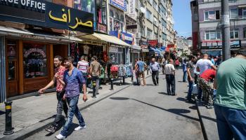 سوريون في شارع في إسطنبول في تركيا (أوزان كوسه/ فرانس برس)