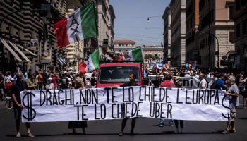 احتجاجات سائقي سيارات الأجرة في روما ضد أوبر (Getty)