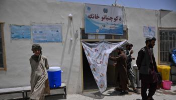 أفغان أمام قسم مخصص لمرضى الكوليرا في أفغانستان (ليليان سوانرومفا/ فرانس برس)