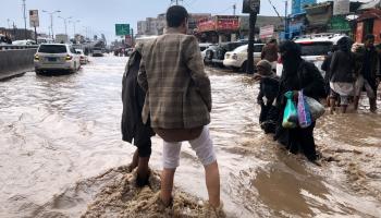 يمنيون في شوارع مغمورة بالمياه في اليمن (محمد حمود/ Getty)