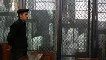 سجناء مصريون وأمن في محكمة في مصر (الأناضول)
