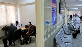 أطباء وممرضون في مستشفى في مصر (فاضل داود/ Getty)