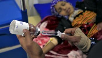 طفلة يمنية مصابة باللوكيميا خلال العلاج (محمد حويص/فرانس برس)