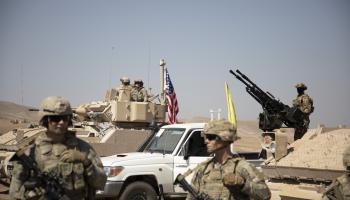قوات أمريكية تدّرب عناصرا من وحدات حماية الشعب التابعة لـ"الاتحاد الديمقراطي" قرب الحدود التركية العراقية (الأناضول)