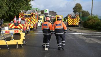 استنفار بعد انفجار في محطة وقود في أيرلندا (تشارلز ماكيلن/ Getty)