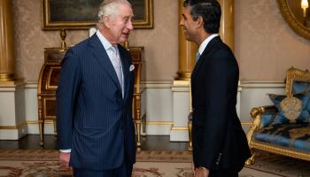 الملك تشارلز الثالث يرحب برئيس الوزراء البريطاني الجديد سوناك في قصر بكمغهام (getty)