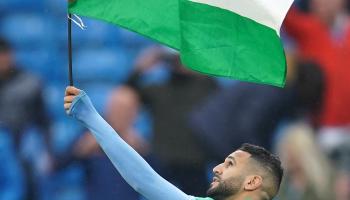اللاعب الجزائري رياض محرز يرفع علم فلسطين (ديف تومسون/فرانس برس)