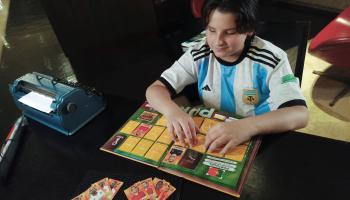صبي فنزويلي كفيف يحول ملصقات لاعبي كأس العالم إلى برايل (كيرين توريس/رويترز)