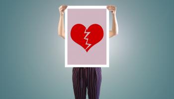 تشبه أعراض القلب المكسور أعراض النوبة القلبية (بولا دانييلسي/Getty)