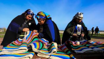 نساء من الشعوب الأصلية في تشيلي (ماريو كيلودران/ فرانس برس)
