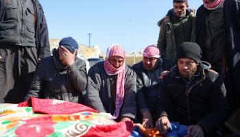 سوريون في حالة بكاء على قتلى في هاتاي (عارف وتاد/ فرانس برس)