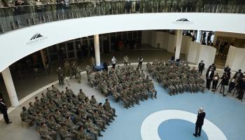 بايدن يلقى خطابًا خلال زيارة لجنود أميركيين ببولندا في مارس الماضي (فرانس برس)