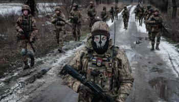 رتل من جنود أكرانيين على خط المواجهة في منطقة دونيتسك (فرانس برس)