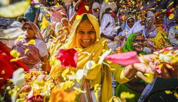 مهرجان "هولي" بالهند.. أرامل يحتفين بالألوان في مشاهد مبهجة