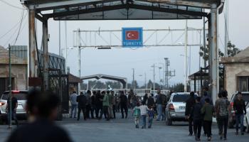 سوريون يحاولون الدخول إلى تركيا (بكر القاسم/ فرانس برس)