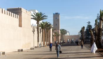 مغاربة وبرج ساعة الصويرة في المغرب (Getty)