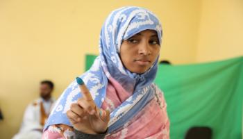 امرأة موريتانية في مركز اقتراع بعد الإدلاء بصوتها في الانتخابات في نواكشوط في 13 مايو/ أيار 2023 (الأناضول)