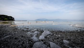بحيرة انحسرت مياهها بسبب الجفاف في إيطاليا (مانويل رومانو/ Getty)
