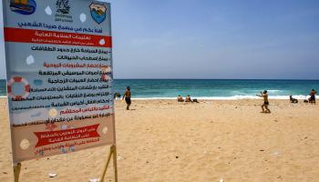 شاطئ صيدا في جنوب لبنان (محمود الزيات/ فرانس برس)