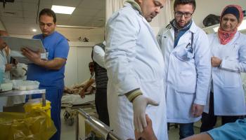 أطباء يعاينون مريضاً في الأردن (كريغ ستينيت/ Getty)