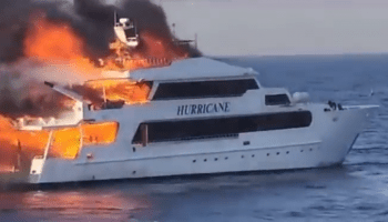 حريق في مركب في البحر الأحمر في مصر (تويتر)