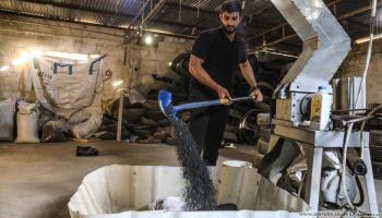 فلسطيني يعيد تدوير الإطارات (عبد الحكيم أبو رياش)