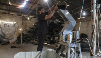 فلسطيني يعيد تدوير الإطارات (عبد الحكيم أبو رياش)