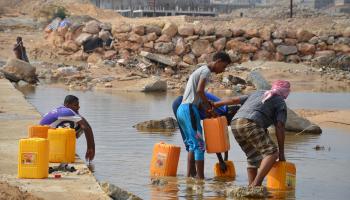 يمنيون يتزودون بالمياه في حضرموت (فرانس برس)