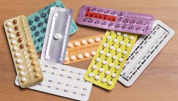 أنواع مختلفة من حبوب منع الحمل (بيتر ديزلي/ Getty)