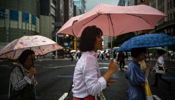 مظلات شتوية في شوارع طوكيو (فيليب فونغ/ فرانس برس)
